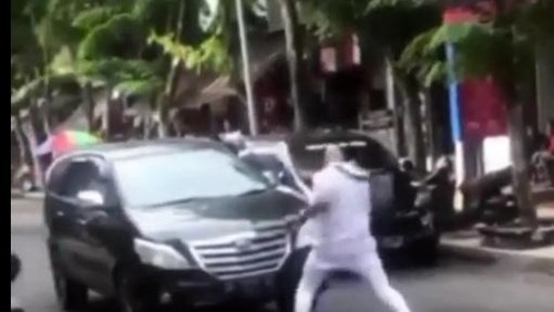 Aksi bule menakut-nakuti pengguna jalan di Kuta, Senin (17/10/2022).