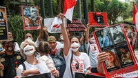 Dalam aksinya, mereka membawa sejumlah poster dan spanduk bergambar Mahsa Amini dan sejumlah korban yang diduga korban kekerasan rezim Iran.
