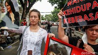 Mahsa Amini merupakan remaja yang meninggal dunia dalam penahanan polisi moral gegara menggunakan hijab tak sesuai aturan.