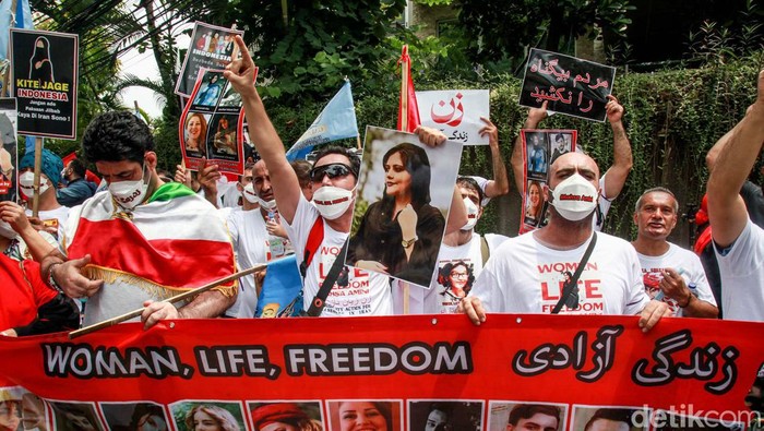Massa dari Solidaritas Rakyat Indonesia untuk Rakyat Iran berunjukrasa di depan Kedubes Iran di Jakarta. Aksi ini terkait kematian Mahsa Amini.