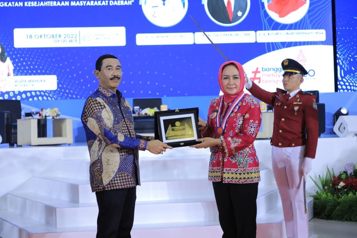 Bupati Tulang Bawang Raih Penghargaan dari IPDN