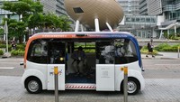 Bus berhenti untuk mengangkut penumpang. Bus listrik ini kerap kali dijuluki sebagai bus ajaib karena tidak ada yang mengemudi.