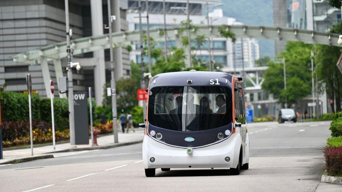 Sebuah bus listrik otonom berjalan di Hong Kong, China, Senin (17/10/2022).