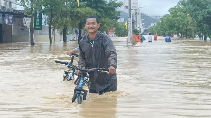 Curah Hujan Tinggi Akses Jalan Nasional Trenggalek-Tulungagung Putus Terendam Banjir