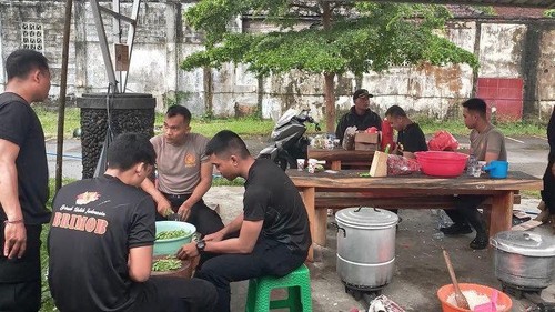 Aktivitas dapur lapangan Polda Bali di Jembrana Selasa (18/10/2022).