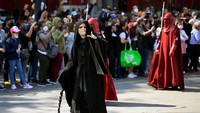 Bahkan tak sedikit warga yang melihat meminta foto kepada rombongan parade.