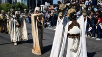 Sejumlah pasukan Star Wars seperti Stormtrooper hingga Darth Vader mengikuti parade tersebut.