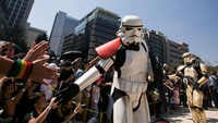 Seseorang yang mengenakan kostum Stormtrooper berpartisipasi dalam parade Star Wars di Mexico City, Meksiko. REUTERS/Quetzalli Nicte-Ha
