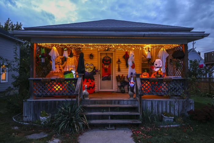 Halaman sebuah rumah di kawasan Lincoln Square didekorasi bertema Halloween di Chicago, Amerika Serikat, Selasa (18/10/2022). Halloween di Amerika Serikat identik dengan tradisi mendekorasi rumah seseram dan semenarik mungkin.