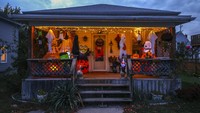 Halloween di Amerika Serikat identik dengan tradisi mendekorasi rumah seseram dan semenarik mungkin.  