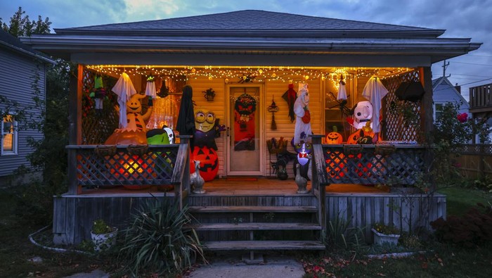 Halaman sebuah rumah di kawasan Lincoln Square didekorasi bertema Halloween di Chicago, Amerika Serikat, Selasa (18/10/2022). Halloween di Amerika Serikat identik dengan tradisi mendekorasi rumah seseram dan semenarik mungkin.