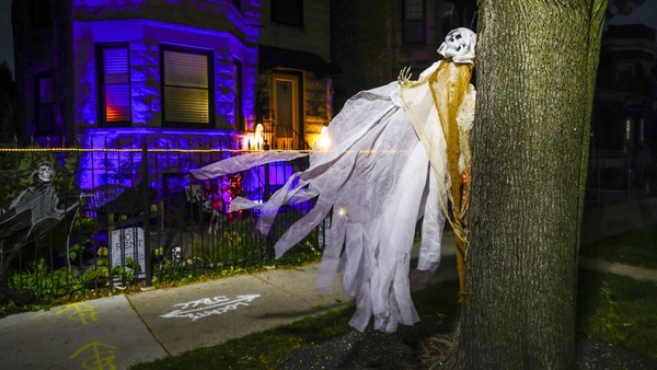 Hantu-hantu yang menyeramkan ini dipasang di salah satu halaman rumah di kawasan Lincoln Square, Chicago, Amerika Serikat.  