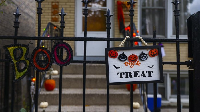 Halaman sebuah rumah di kawasan Lincoln Square didekorasi bertema Halloween di Chicago, Amerika Serikat, Selasa (18/10/2022).