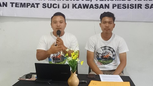 Direktur Walhi Bali Made Krisna Dinata ketika melakukan konferensi pers, di Sekretariat Walhi Bali, Jalan Dewi Madri IV No 2 Denpasar, Bali, Selasa (18/10/2022).