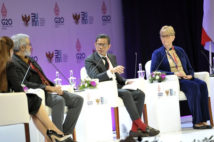Wakil Menteri BUMN I Pahala Nugraha Mansury (tengah), Senior Lead Investigator for Community Health, University of Oxford Anuraj H. Shankar (kedua kiri), dan Sr. Division Chair-Education, Mayo Clinic College of Medicine and Science Nell Robinson (kanan) menjadi pembicara pada diskusi panel V State-Owned Enterprises (SOE) International Conference di Bali Nusa Dua Convention Center (BNDCC), Bali, Senin (17/10/2022). Diskusi panel tersebut mengangkat tema 
