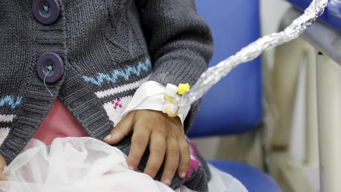 Seorang anak penderita leukimia dirawat di rumah sakit Al-Kuwait, Sanaa, Yaman, Senin (17/10/2022).