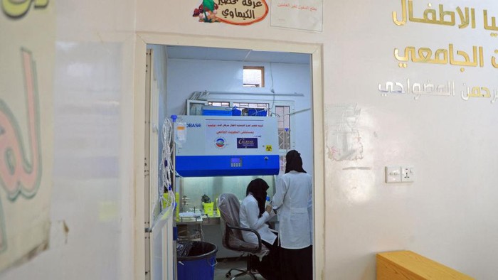 Seorang dokter bekerja di laboratorium di rumah sakit Al-Kuwait, Sana'a, Yaman, Senin (17/10/2022).