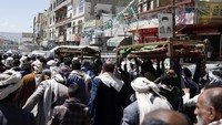 Warga Yaman mengambil bagian dalam upacara pemakaman seorang korban pasein leukimia yang meninggal di rumah sakit Al-Kuwait, Sanaa, Yaman, Senin (17/10/2022). (Mohammed Hamoud/Getty Images)