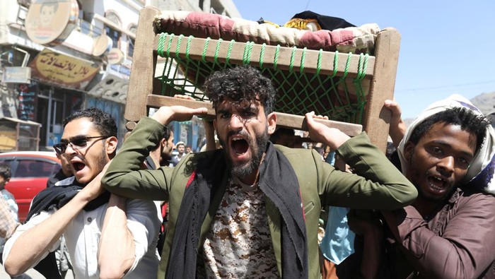 Warga Yaman keranda seorang korban pasein leukimia yang meninggal di rumah sakit Al-Kuwait, Sana'a, Yaman, Senin (17/10/2022).