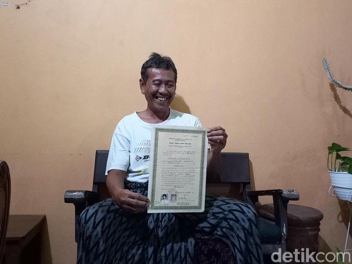 Djoko Wahyudi saat menunjukan ijazahnya di rumahnya, Selasa (18/10/2022).