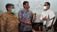 Managing Director PT East West Seed Indonesia (Ewindo) Glenn Pardede menjelaskan hasil inovasi pertanian kepada Wakil Rektor Universitas Padjajaran (Unpad) Hendarmawan dan Dekan Fakultas Pertanian Unpad Meddy Rachmadi usai penandatangan kerjasama antara Ewindo dan Faperta Unpad di Bandung, Jawa Barat, Selasa (18/10/2022).