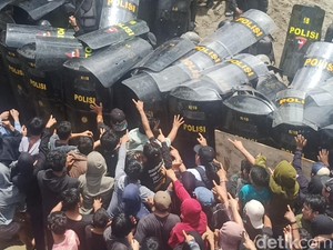 Eksekusi Lahan Sengketa di Enrekang Ricuh, Warga Lempar Batu-Balok ke Polisi