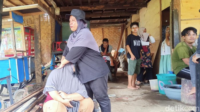 Emak-emak histeris hingga pingsan karena kekeh menolak eksekusi lahan di Enrekang