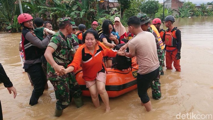 Evakuasi warga terdampak banjir di Trenggalek