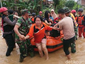 Evakuasi Banjir di Trenggalek Terkendala Perahu Karet