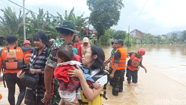 Evakuasi warga terdampak banjir di Trenggalek