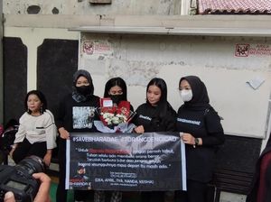 Buket Bunga untuk Bharada E dari Para Pendukung