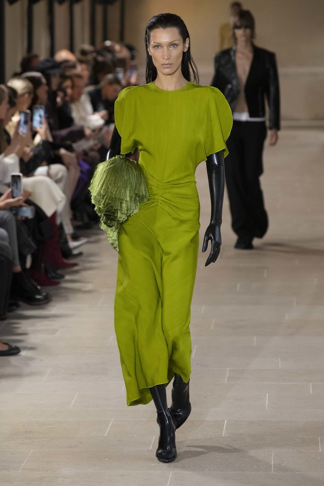 Inilah koleksi terbaru Victoria Beckham Spring/Summer 2023 di Paris Fashion Week. Victoria mengaku mengeksplorasi feminitas dengan menghadirkan busana-busana yang sophisticated, namun tetap menghadirkan unsur seksi. Foto: Victor VIRGILE/Gamma-Rapho via Getty Images.
