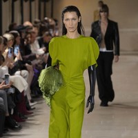 Inilah koleksi terbaru Victoria Beckham Spring/Summer 2023 di Paris Fashion Week. Victoria mengaku mengeksplorasi feminitas dengan menghadirkan busana-busana yang sophisticated, namun tetap menghadirkan unsur seksi. Foto: Victor VIRGILE/Gamma-Rapho via Getty Images.