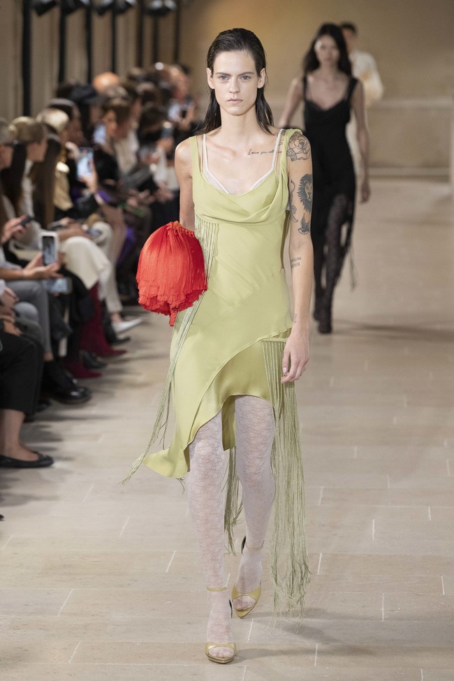 Inilah koleksi terbaru Victoria Beckham Spring/Summer 2023 di Paris Fashion Week. Victoria mengaku mengeksplorasi feminitas dengan menghadirkan busana-busana yang sophisticated, namun tetap menghadirkan unsur seksi. Foto: Victor VIRGILE/Gamma-Rapho via Getty Images.