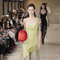 Inilah koleksi terbaru Victoria Beckham Spring/Summer 2023 di Paris Fashion Week. Victoria mengaku mengeksplorasi feminitas dengan menghadirkan busana-busana yang sophisticated, namun tetap menghadirkan unsur seksi. Foto: Victor VIRGILE/Gamma-Rapho via Getty Images.