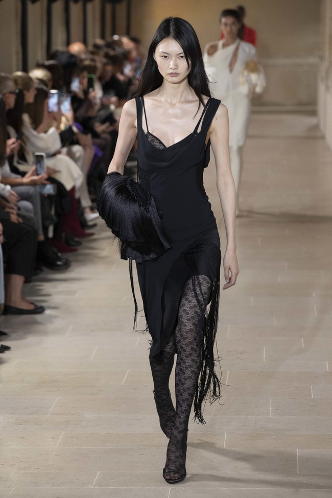 Inilah koleksi terbaru Victoria Beckham Spring/Summer 2023 di Paris Fashion Week. Victoria mengaku mengeksplorasi feminitas dengan menghadirkan busana-busana yang sophisticated, namun tetap menghadirkan unsur seksi.  Foto: Victor VIRGILE/Gamma-Rapho via Getty Images.