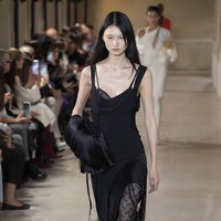 Inilah koleksi terbaru Victoria Beckham Spring/Summer 2023 di Paris Fashion Week. Victoria mengaku mengeksplorasi feminitas dengan menghadirkan busana-busana yang sophisticated, namun tetap menghadirkan unsur seksi.  Foto: Victor VIRGILE/Gamma-Rapho via Getty Images.