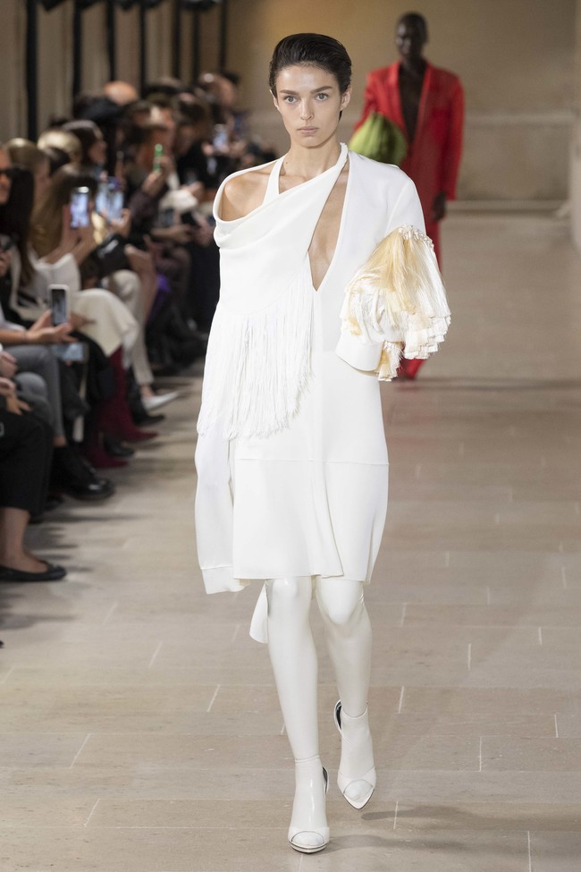 Inilah koleksi terbaru Victoria Beckham Spring/Summer 2023 di Paris Fashion Week. Victoria mengaku mengeksplorasi feminitas dengan menghadirkan busana-busana yang sophisticated, namun tetap menghadirkan unsur seksi. Foto: Victor VIRGILE/Gamma-Rapho via Getty Images.