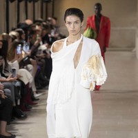 Inilah koleksi terbaru Victoria Beckham Spring/Summer 2023 di Paris Fashion Week. Victoria mengaku mengeksplorasi feminitas dengan menghadirkan busana-busana yang sophisticated, namun tetap menghadirkan unsur seksi. Foto: Victor VIRGILE/Gamma-Rapho via Getty Images.