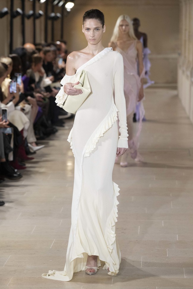 Inilah koleksi terbaru Victoria Beckham Spring/Summer 2023 di Paris Fashion Week. Victoria mengaku mengeksplorasi feminitas dengan menghadirkan busana-busana yang sophisticated, namun tetap menghadirkan unsur seksi. Foto: Victor VIRGILE/Gamma-Rapho via Getty Images.