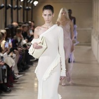 Inilah koleksi terbaru Victoria Beckham Spring/Summer 2023 di Paris Fashion Week. Victoria mengaku mengeksplorasi feminitas dengan menghadirkan busana-busana yang sophisticated, namun tetap menghadirkan unsur seksi. Foto: Victor VIRGILE/Gamma-Rapho via Getty Images.