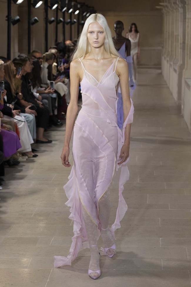 Inilah koleksi terbaru Victoria Beckham Spring/SUmmer 2023 di Paris Fashion Week. Foto: Victor VIRGILE/Gamma-Rapho via Getty Images.