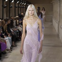 Inilah koleksi terbaru Victoria Beckham Spring/SUmmer 2023 di Paris Fashion Week. Foto: Victor VIRGILE/Gamma-Rapho via Getty Images.