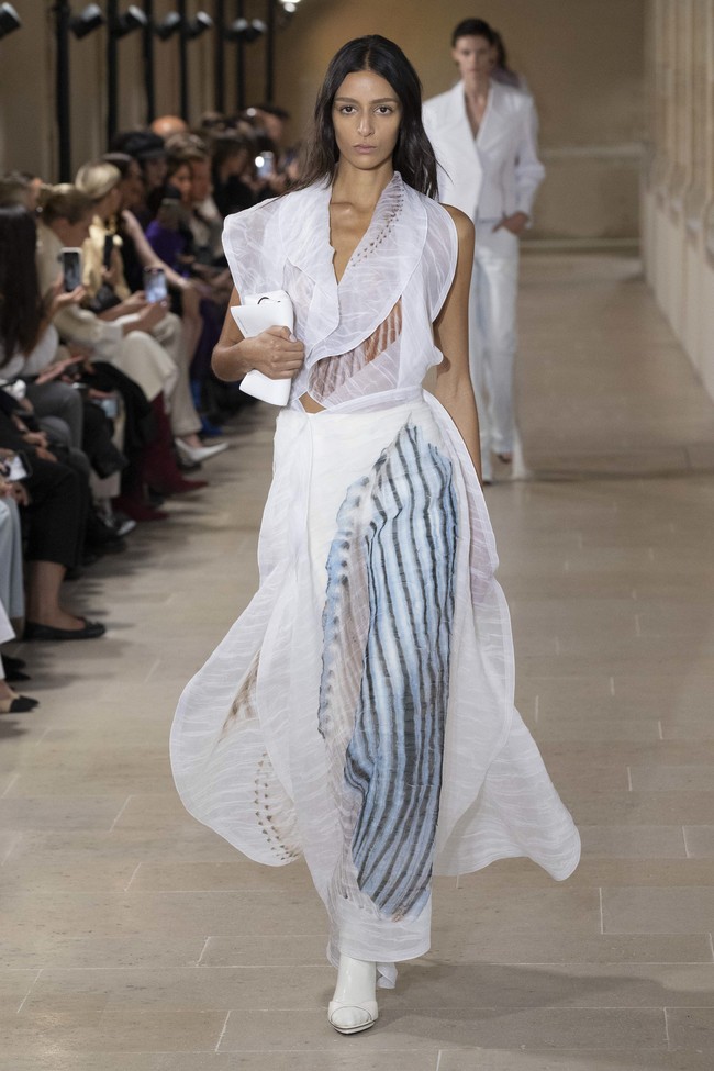 Inilah koleksi terbaru Victoria Beckham Spring/Summer 2023 di Paris Fashion Week. Victoria mengaku mengeksplorasi feminitas dengan menghadirkan busana-busana yang sophisticated, namun tetap menghadirkan unsur seksi.  Foto: Victor VIRGILE/Gamma-Rapho via Getty Images.