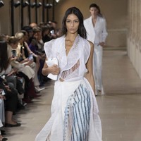 Inilah koleksi terbaru Victoria Beckham Spring/Summer 2023 di Paris Fashion Week. Victoria mengaku mengeksplorasi feminitas dengan menghadirkan busana-busana yang sophisticated, namun tetap menghadirkan unsur seksi.  Foto: Victor VIRGILE/Gamma-Rapho via Getty Images.