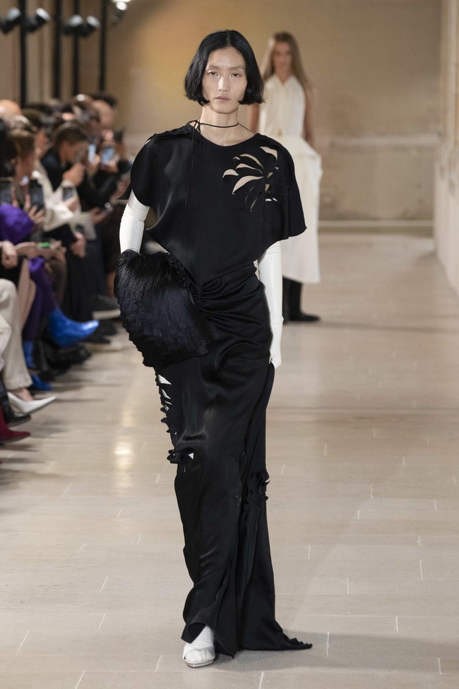 Inilah koleksi terbaru Victoria Beckham Spring/Summer 2023 di Paris Fashion Week. Victoria mengaku mengeksplorasi feminitas dengan menghadirkan busana-busana yang sophisticated, namun tetap menghadirkan unsur seksi. Foto: Victor VIRGILE/Gamma-Rapho via Getty Images.