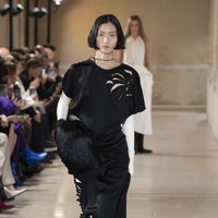 Inilah koleksi terbaru Victoria Beckham Spring/Summer 2023 di Paris Fashion Week. Victoria mengaku mengeksplorasi feminitas dengan menghadirkan busana-busana yang sophisticated, namun tetap menghadirkan unsur seksi. Foto: Victor VIRGILE/Gamma-Rapho via Getty Images.