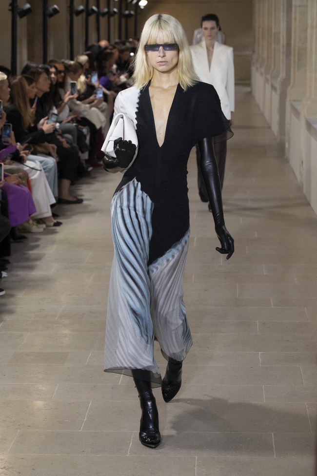 Inilah koleksi terbaru Victoria Beckham Spring/Summer 2023 di Paris Fashion Week. Victoria mengaku mengeksplorasi feminitas dengan menghadirkan busana-busana yang sophisticated, namun tetap menghadirkan unsur seksi.  Foto: Victor VIRGILE/Gamma-Rapho via Getty Images.