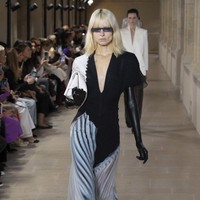 Inilah koleksi terbaru Victoria Beckham Spring/Summer 2023 di Paris Fashion Week. Victoria mengaku mengeksplorasi feminitas dengan menghadirkan busana-busana yang sophisticated, namun tetap menghadirkan unsur seksi.  Foto: Victor VIRGILE/Gamma-Rapho via Getty Images.