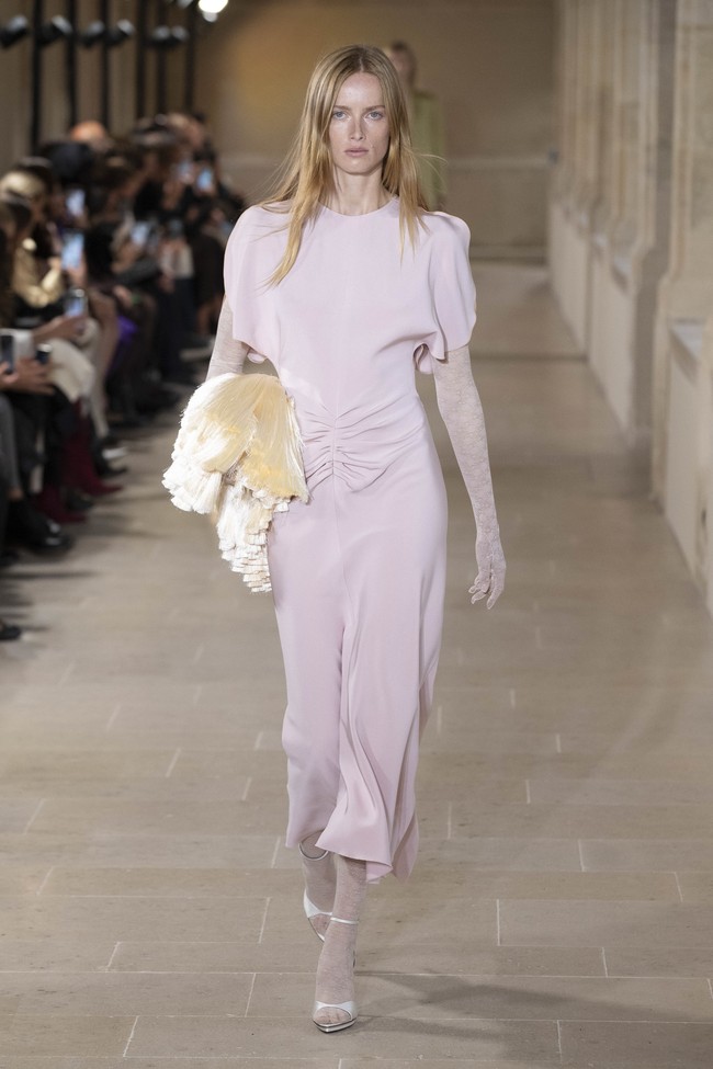 Inilah koleksi terbaru Victoria Beckham Spring/Summer 2023 di Paris Fashion Week. Victoria mengaku mengeksplorasi feminitas dengan menghadirkan busana-busana yang sophisticated, namun tetap menghadirkan unsur seksi.  Foto: Victor VIRGILE/Gamma-Rapho via Getty Images.